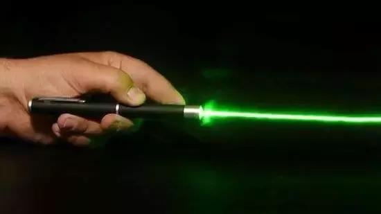 激光笔灼伤黄斑该怎么办,激光笔照射眼睛黄斑灼伤成功案例