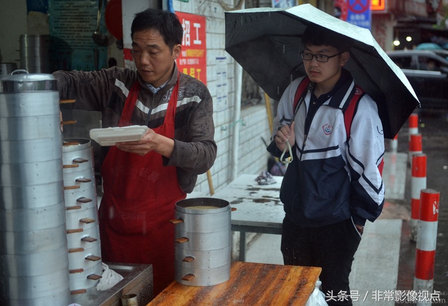 高考工厂毛中印象：全镇没有一家网吧食品价格不贵最赚钱是房东