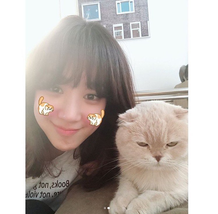 傻萌收服张赫amp;俊昊，韩星郑丽媛连穿搭都有“时髦美貌”