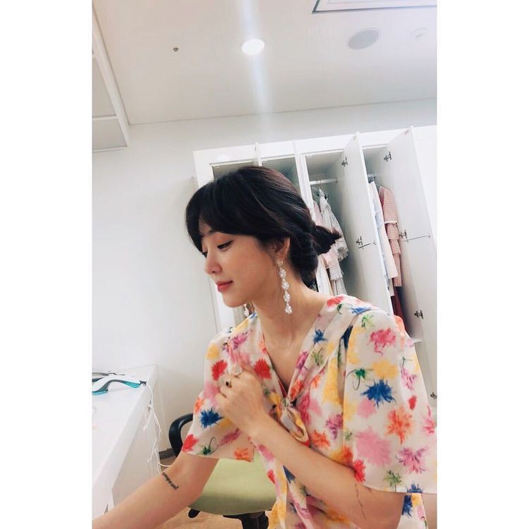 傻萌收服张赫amp;俊昊，韩星郑丽媛连穿搭都有“时髦美貌”
