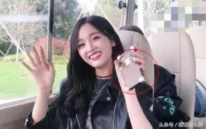 开300万的车，背20万的包，袜子都要1600块，101的姑娘们真有钱啊