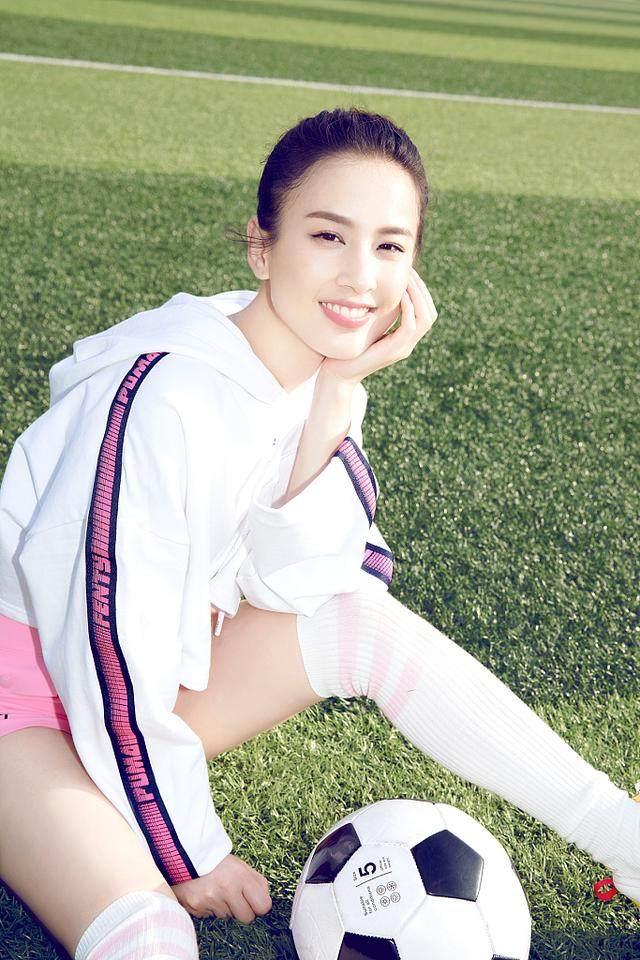 黄圣依穿足球装,黄圣依宋小宝长腿