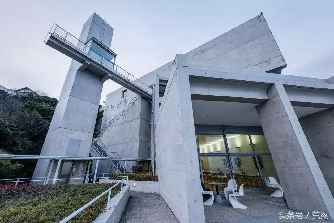国内安藤忠雄的作品越来越多，但离“清水混凝土诗人”越来越远