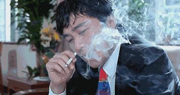 为什么足球运动员都喜欢吐痰,足球场上吐痰犯规吗