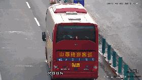 大客车“搞比赛”，小哥哥“跑挺快”——对不起，晋LA2155这位客运司机，必须降级！