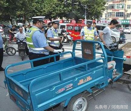 快递员开电动三轮车会不会被查,快递小哥骑电动车带货