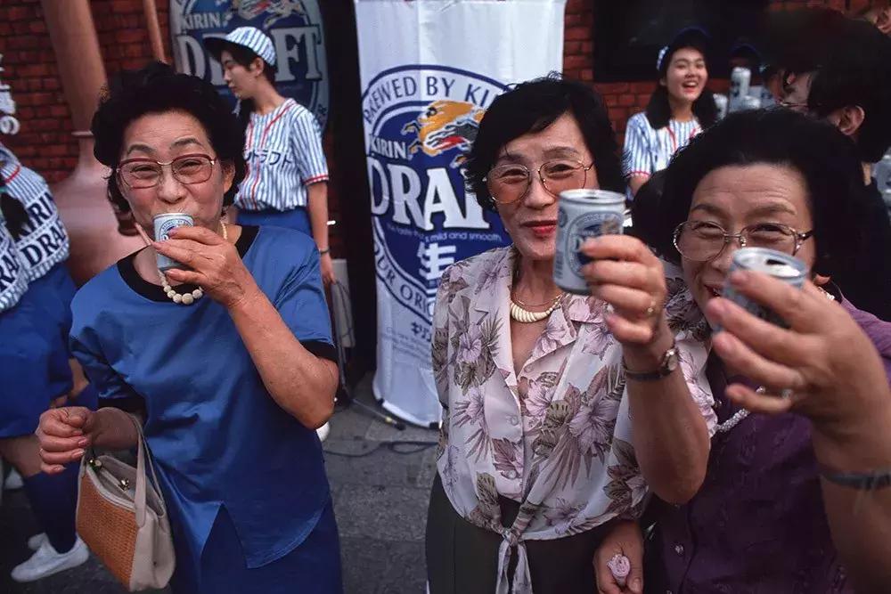 中国游客正重走日本人的路？30年前，一群日本大妈爆买全世界……