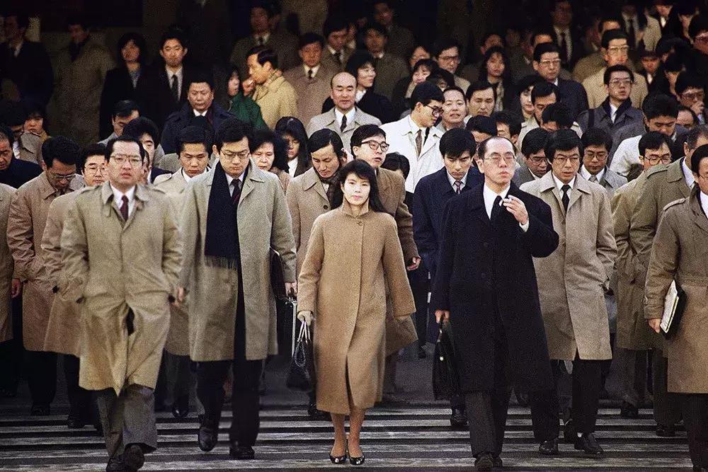 中国游客正重走日本人的路？30年前，一群日本大妈爆买全世界……
