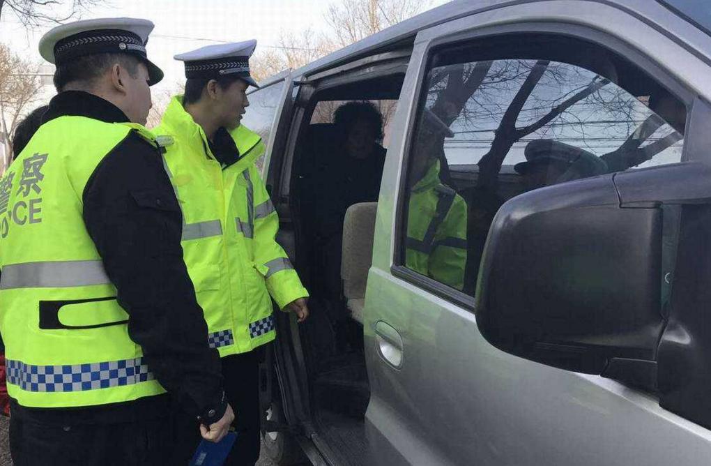 碰到交警没带驾驶证怎么办,开车没带开动证碰到警察查车