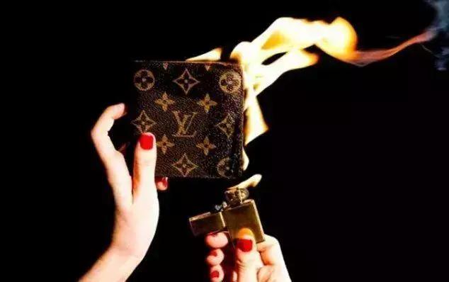 巴宝莉销毁库存,巴宝莉奢侈品为什么被烧