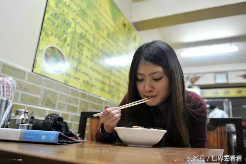 美女博士当“酒店试睡员”在旅游中挣钱