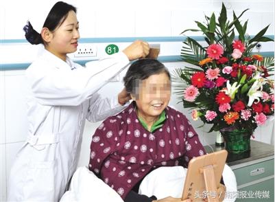 不忘初心认真践举止人民服务,不忘初心全心为人民服务