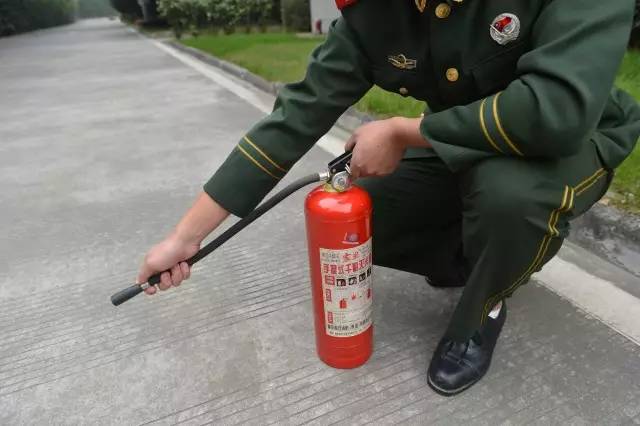 co2灭火器正确使用方法,正确使用灭火器四步骤图画