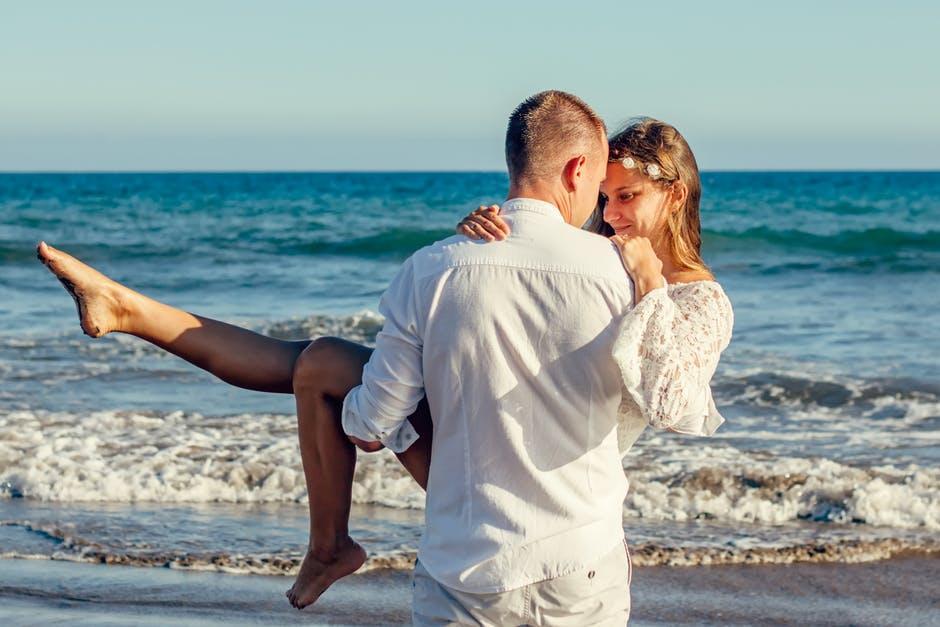 爱上未婚男人怎么办,爱上已婚的男人怎么办