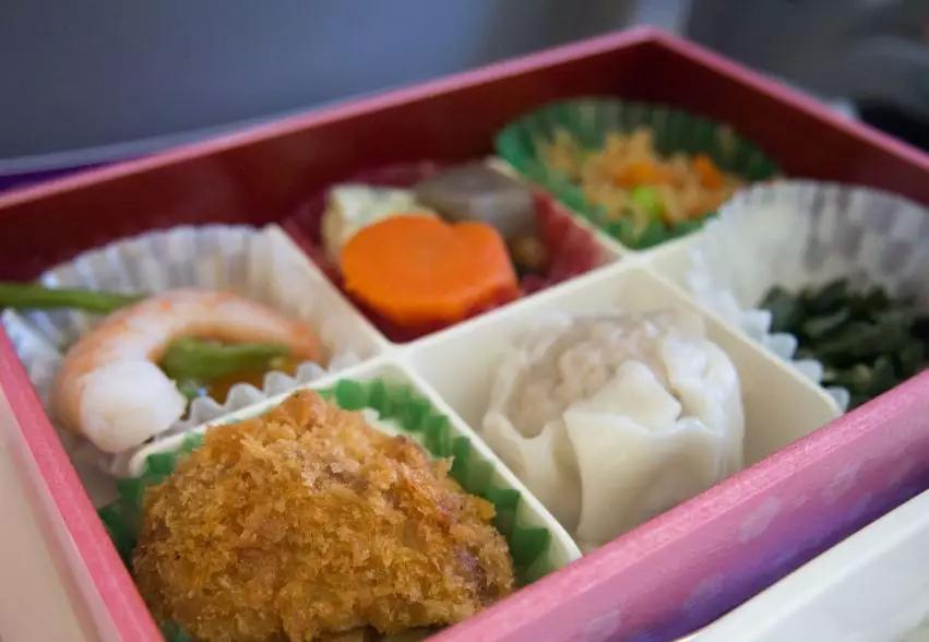 带宝宝第一次坐飞机详细流程新手,带婴儿飞机座位怎么选