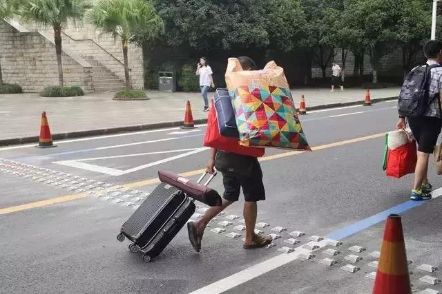 马上，这些年轻人要离开乐山！未来将属于他们……