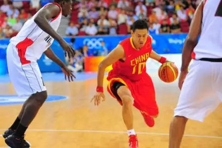 中国男篮最强黑马！一菜鸟率队夺金惊艳姚明，两度为队友痛扁对手