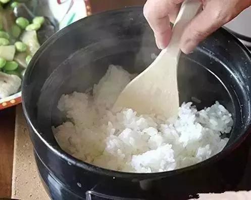 电饭煲饭没煮熟夹生饭怎么补救,米饭没熟怎么挽救
