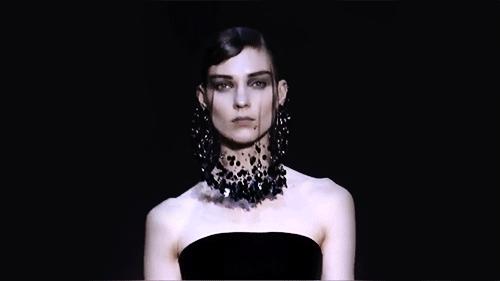 LV的手袋制作过程看不看？｜LVMH又开始“*光脱**光”放飞自我了