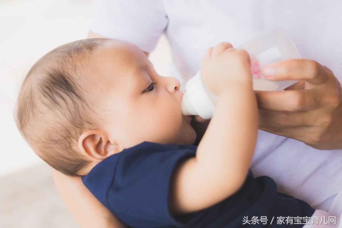 宝宝溢奶是怎么回事？吐奶溢奶的区别新手妈妈们都知道吗？