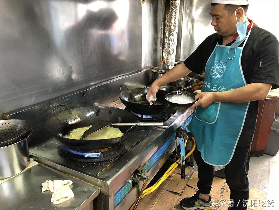 从这里打包4盒炒菜，回家路上，我没忍住偷吃了好几口！