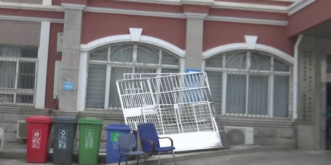无锡新区凤凰医院遭封门大厅被堆黄沙患者员工都头疼