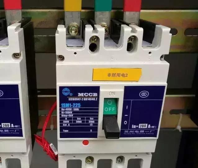塑壳断路器规格型号怎么看,电子式塑壳断路器铭牌符号的含义