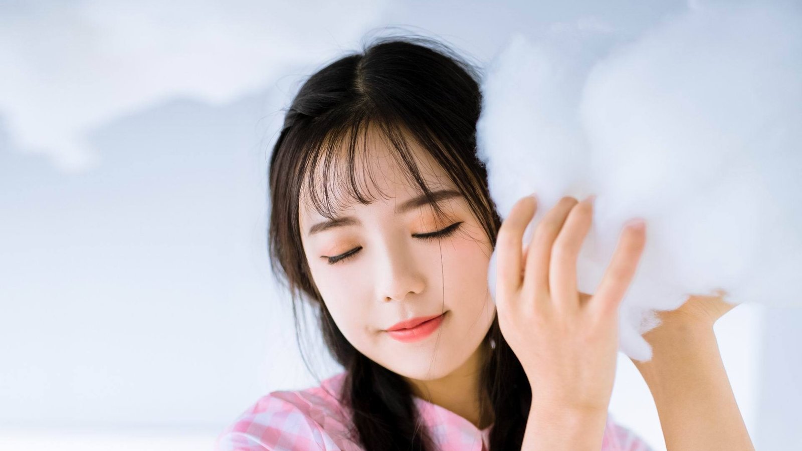 女孩子脾气内向不爱说话怎么办,脾气内向不爱说话的女生怎么追