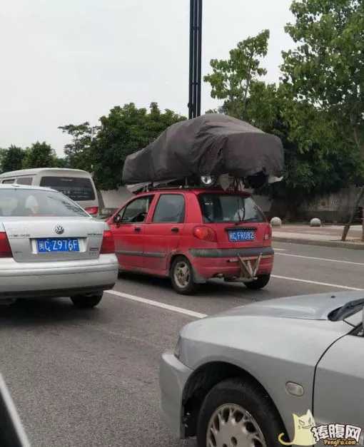 每天一贱：妹子挤完地铁，裤子就成这样了