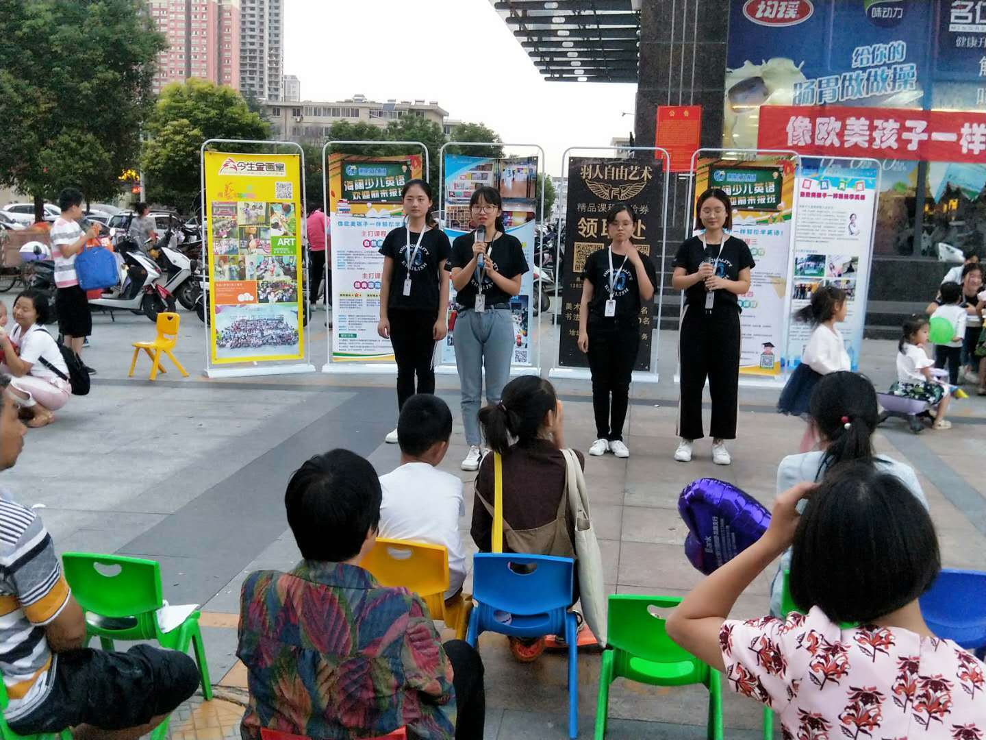 迎中秋，以教育回馈*会：社**海阔少儿英语举办走进社区公益课堂活动