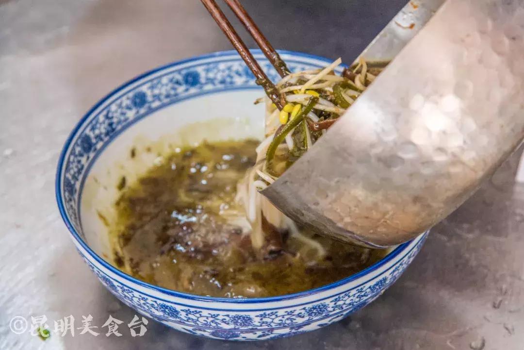 藏在昆明古镇里的米线店，上过《舌尖上的中国》，门口奔驰宝马