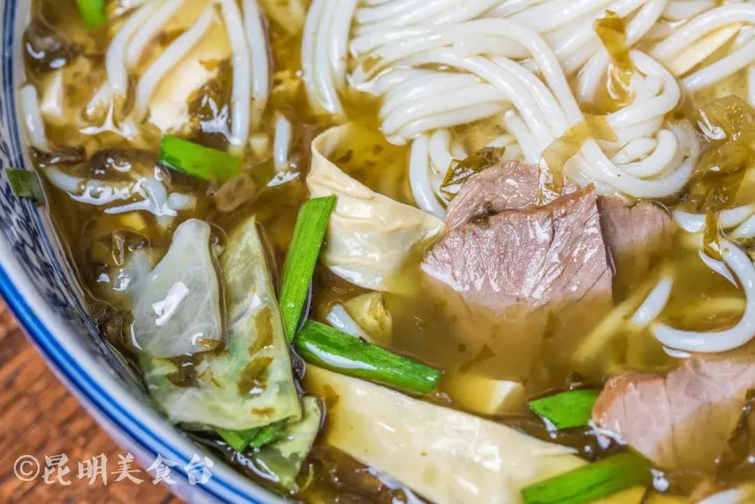 藏在昆明古镇里的米线店，上过《舌尖上的中国》，门口奔驰宝马