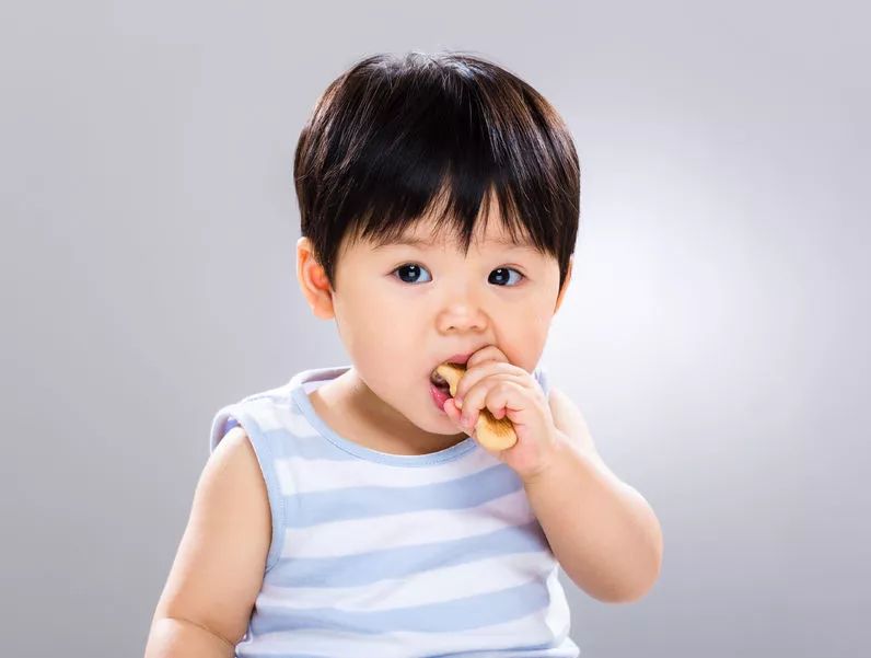 小孩眼珠被戳了有血要紧吗,孩子眼球融化会流出白色的东西吗