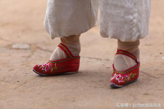 三寸金莲裹脚缠足全过程,古代陋习缠足全过程详解