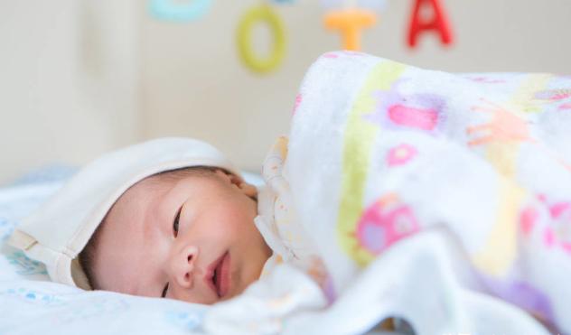 新生儿小睡是什么,新生儿睡眠时间表和喂奶时间表