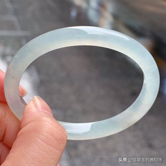 火车上认识的美女OL，我带她去中关村存放翡翠手镯，引发三角恋