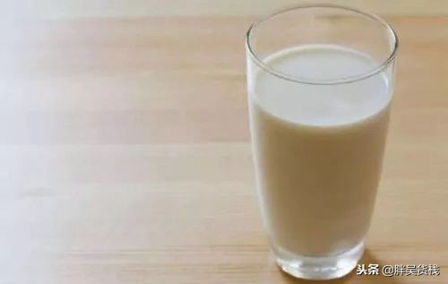 营养成分比较高的牛奶,比较接近母乳的牛奶