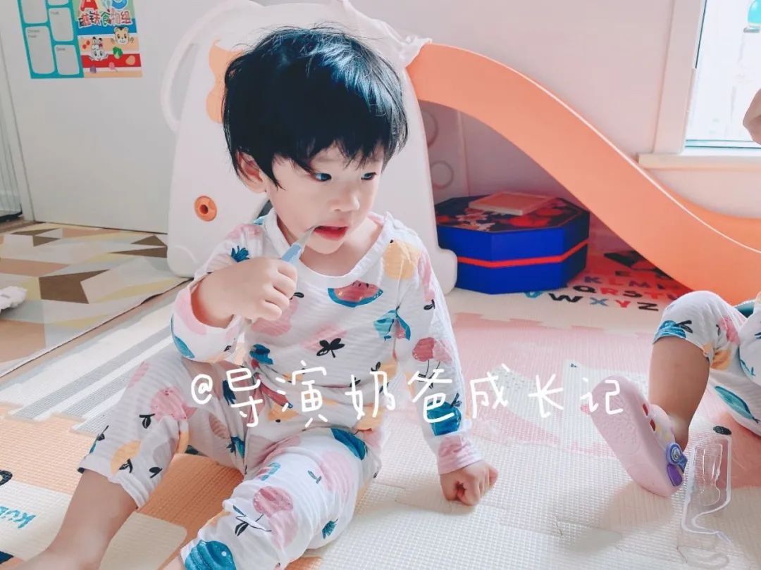 还在给小孩用儿童牙膏吗,牙医涂氟是拿什么涂氟