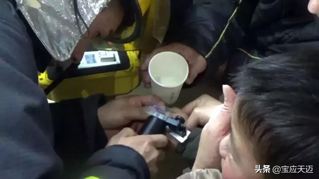 小学生手指被卡水杯盖消防解救,孩子手指卡住消防员解救
