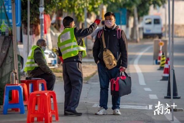 小区外拿个快递再进门也要测体温，北上广小区封闭管理不松动