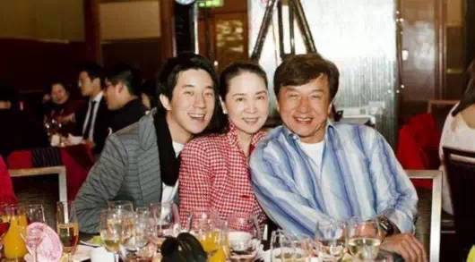 成龙对小龙女事件有回应吗 (小龙女事件对成龙的影响)