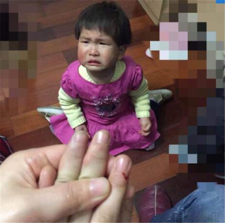 弟弟欺负姐姐妈妈却打姐姐,调皮弟弟捉弄姐姐视频