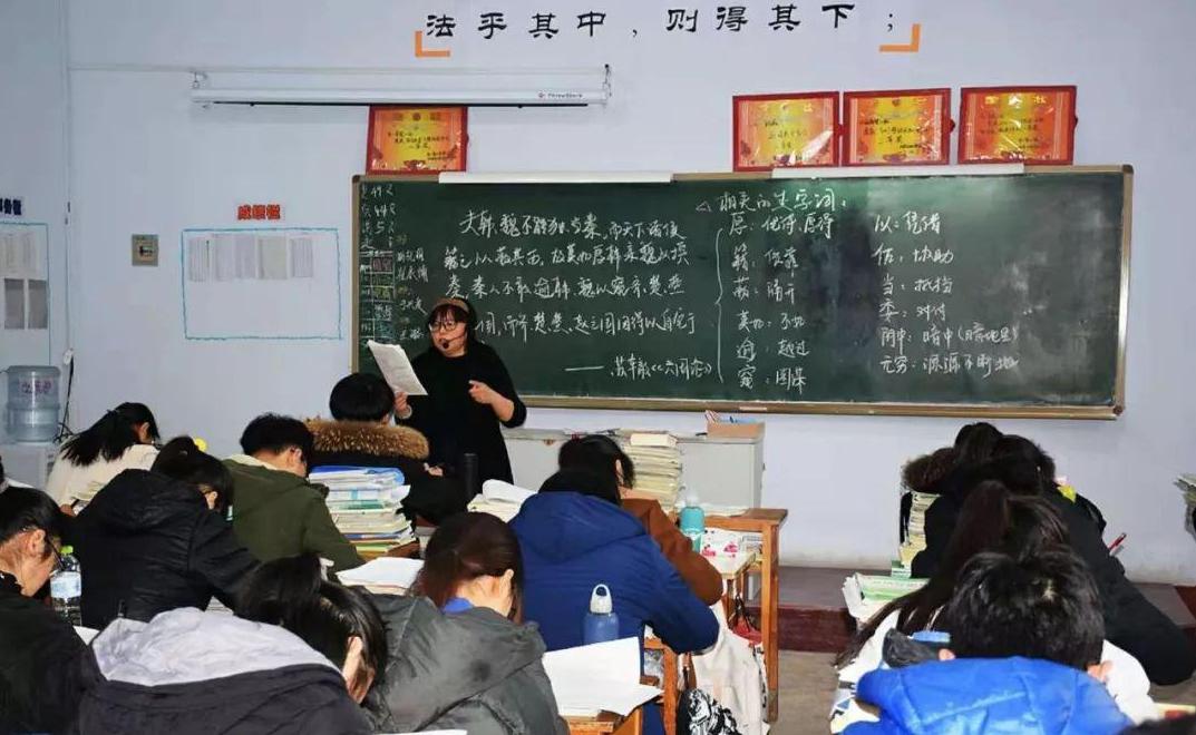 学生*拍偷**老师“囧照”，这些姿势没个几年功力练不出来，逗笑网友