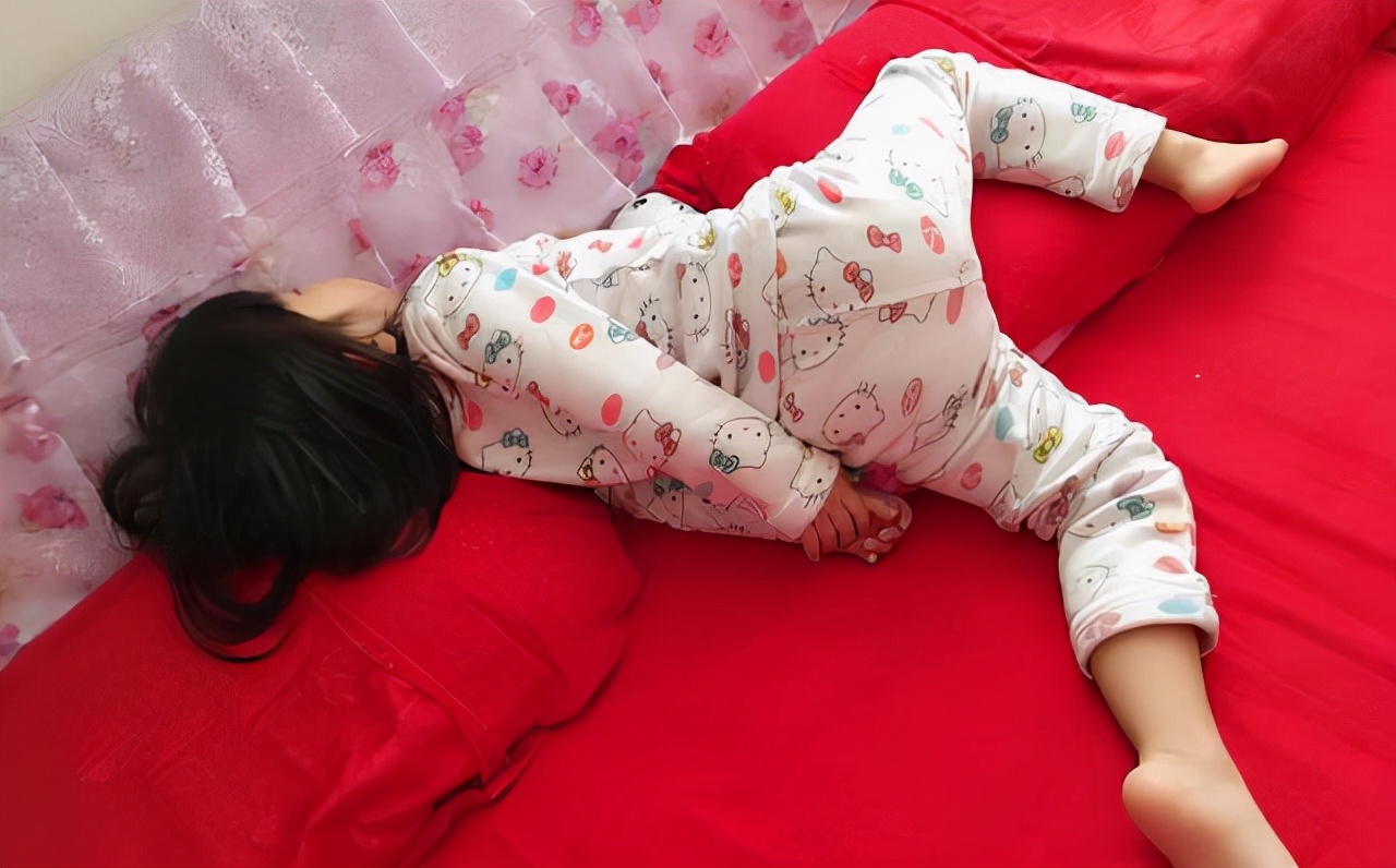 为什么小孩晚上不盖被子不觉得冷,为什么晚上小孩不盖被子都不感冒