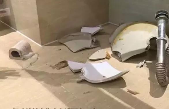 洗脚时酒店洗手盆洗手盆砸落碎了一地，11岁小孩意外受伤