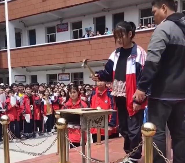 河南信阳某中学，组织学生集体砸手机，家长和学校的无奈有谁知道
