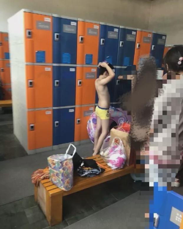 带儿子进女厕被指责,带儿子进女厕所遭指责