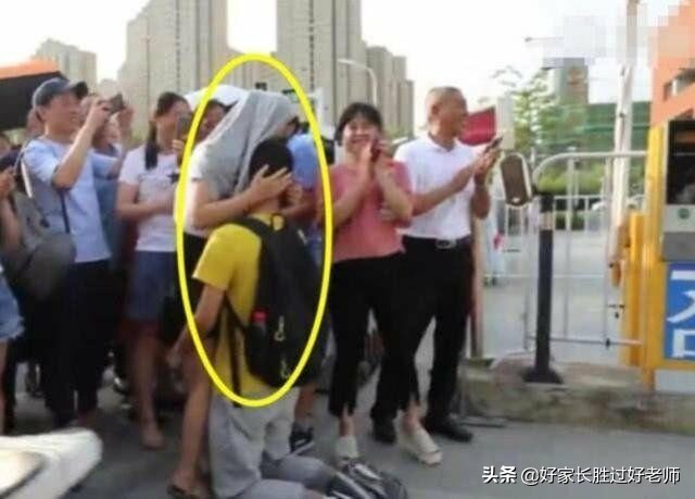 跪谢母亲考生斩获635分，其母亲不仅颜值高，育儿方法更值得领会