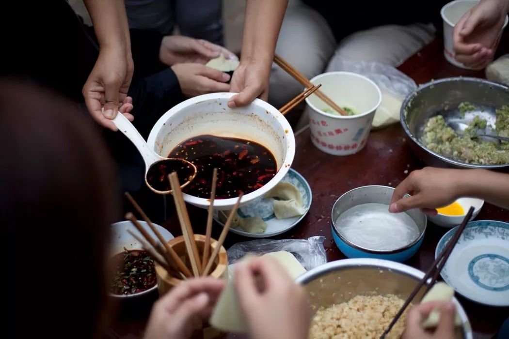 餐饮出现大量排队,食堂迷惑举止