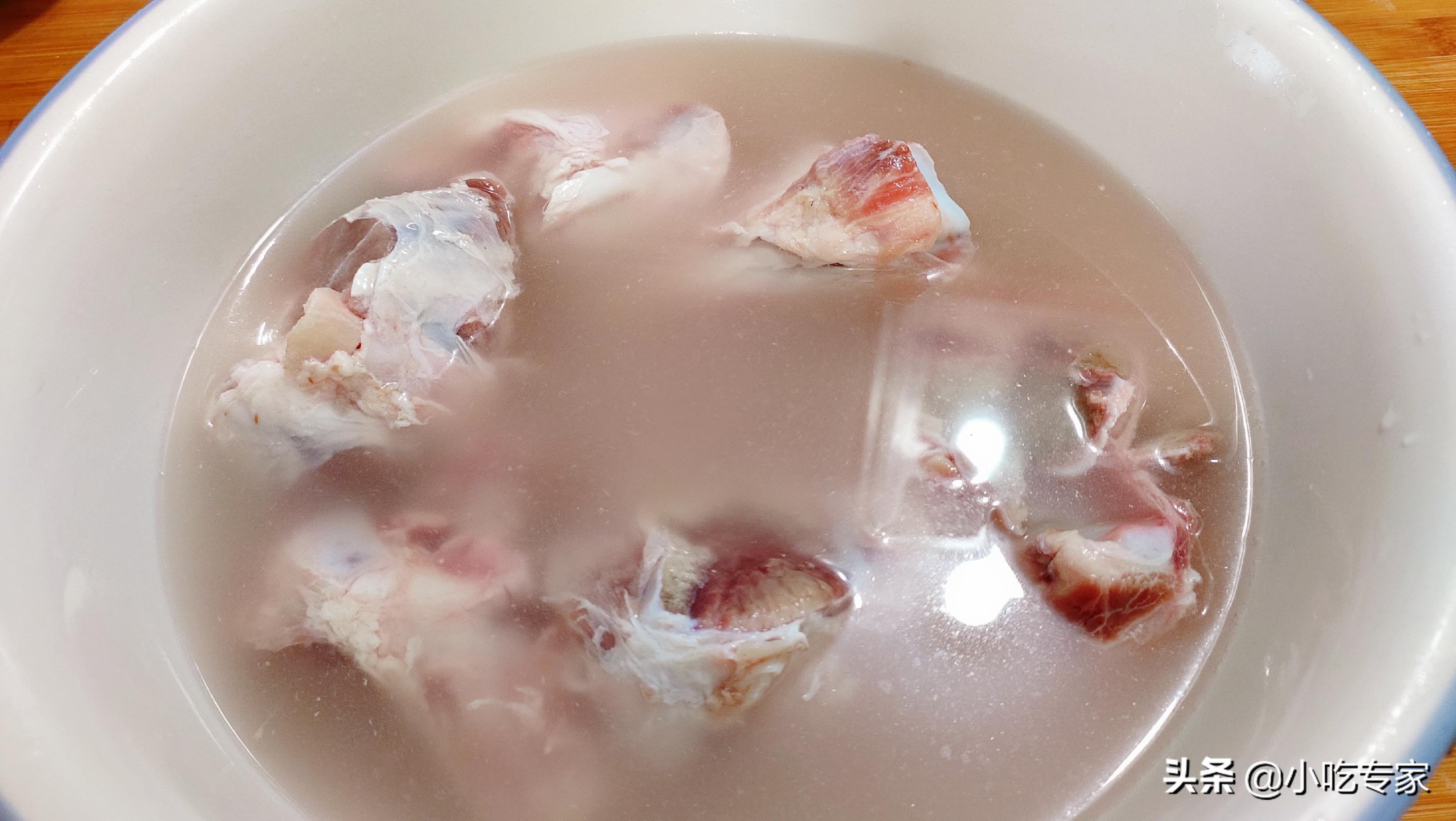 炖大骨汤先加盐还是后加盐,大骨汤加什么去腥味